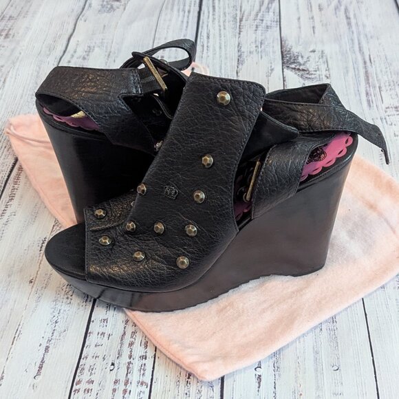 Juicy Couture NWOB 7M Wheeler Open Toe Wedge Heel Sandals Black Soft Leather - Picture 12 of 12